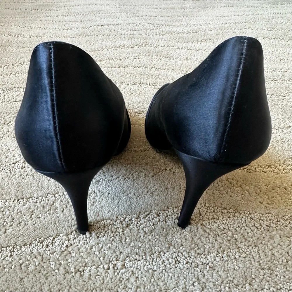 Pelle Moda Lynn Silk Peep Toe Pleated Crystal Platform Heel Pumps Black Size 8.5